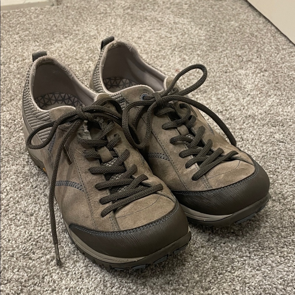 Dansko Paisley waterproof sneakers Sz 39 (8.5-9) grayish-taupe lace up